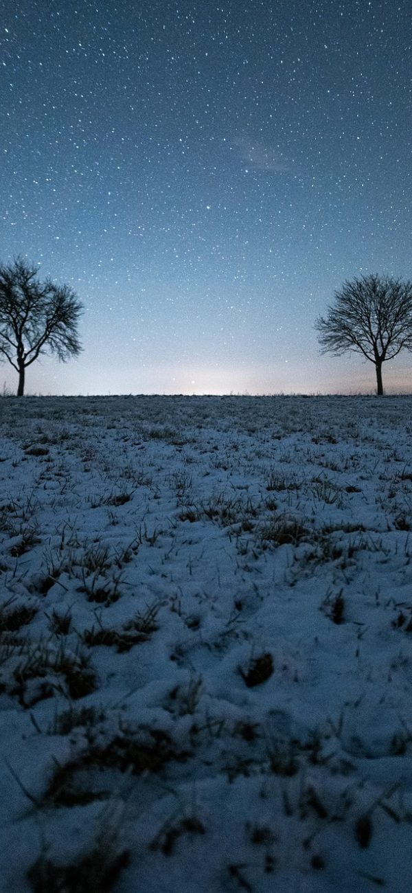 星空 App 目标推荐清单界面，按肉眼可见与望远镜分层列出当晚可见天体，每项带最佳观测时段标签