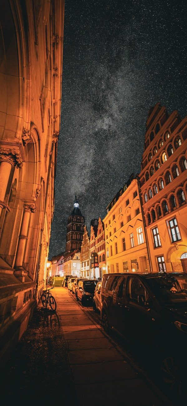 星空 星空 App 观测时机页面截图，显示当天月相图标、月落时间与月光干扰评估条，深色青绿配色界面清晰