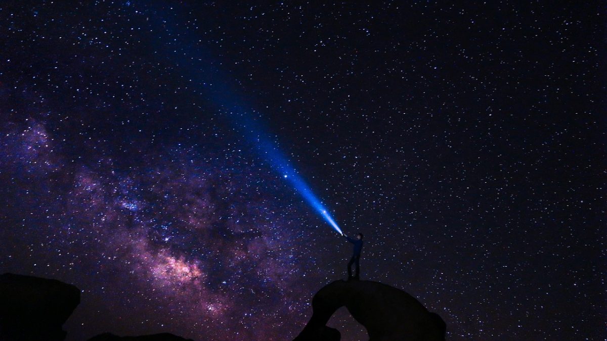 星空 深色夜空中密集星点与横贯画面的银河带，下方山脊轮廓清晰，画面呈现出典型的郊外暗空观测环境